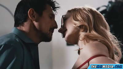 Ngono ya kimapenzi na blonde mvivu