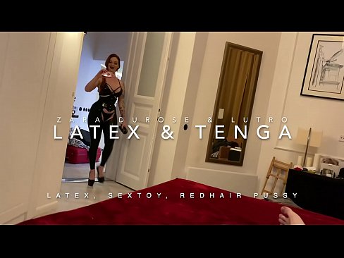 ❤️ Dada wa kambo mwenye kichwa chekundu akiwa amevalia vazi la latex alilobanwa na kaka wa kambo Ngono ️❤